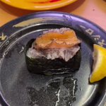 回転寿司のアワビ。シャリの上で動く姿にびっくり!