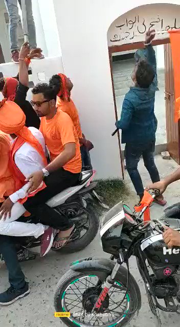 HindutvaWatch on Twitter: "This video is claimed to be from Muzaffarpur,  Bihar. Hindu extremists desecrated a mosque and put up a saffron flag on  the top of its gate. https://t.co/A89VJeg0aV" / Twitter