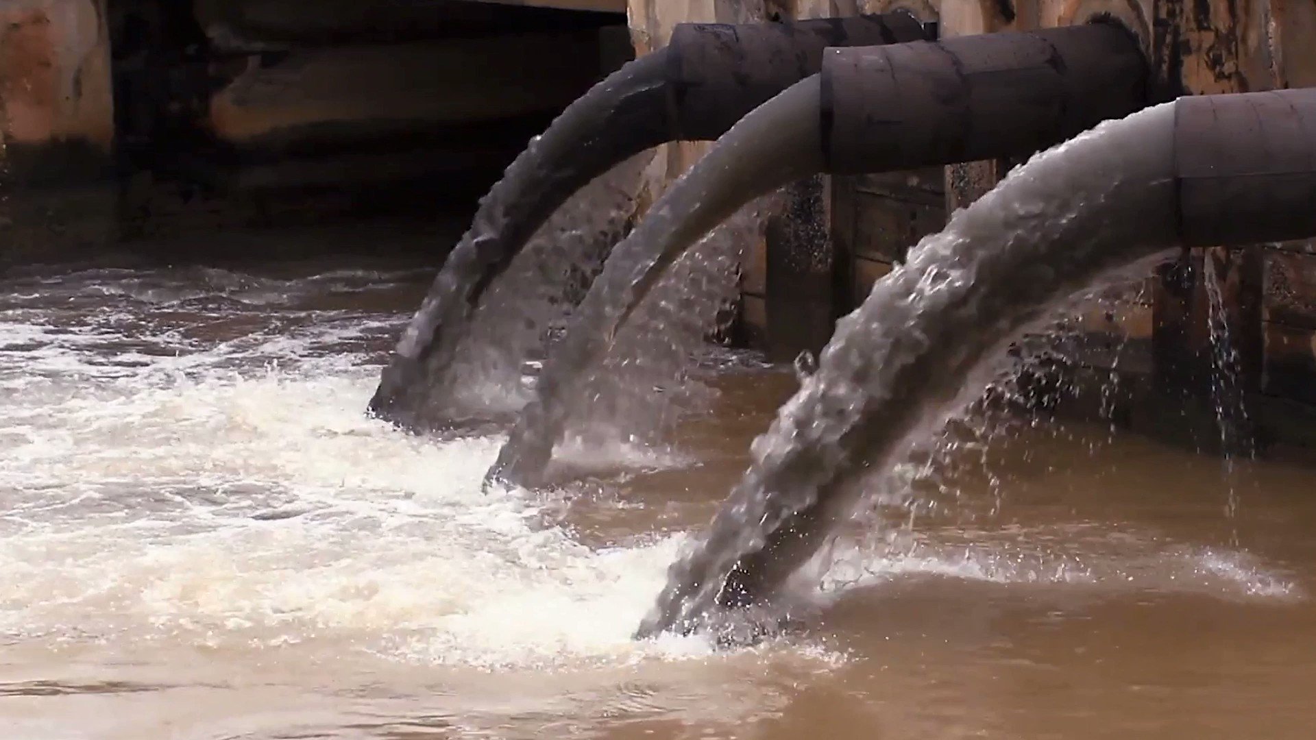 Грязная вода в реке