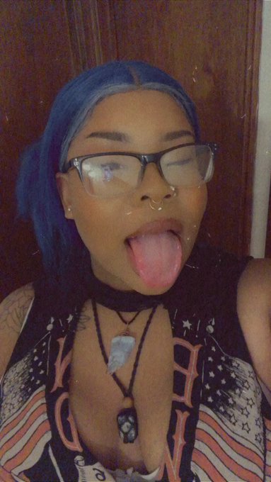 I need my tongue pierced😋 https://t.co/fsveskn85U