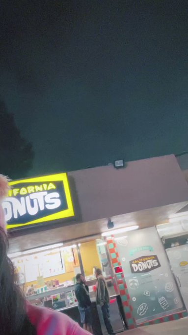 i put the deez in donuts ? whats ur favorite donut? https://t.co/bWmem9vSDu