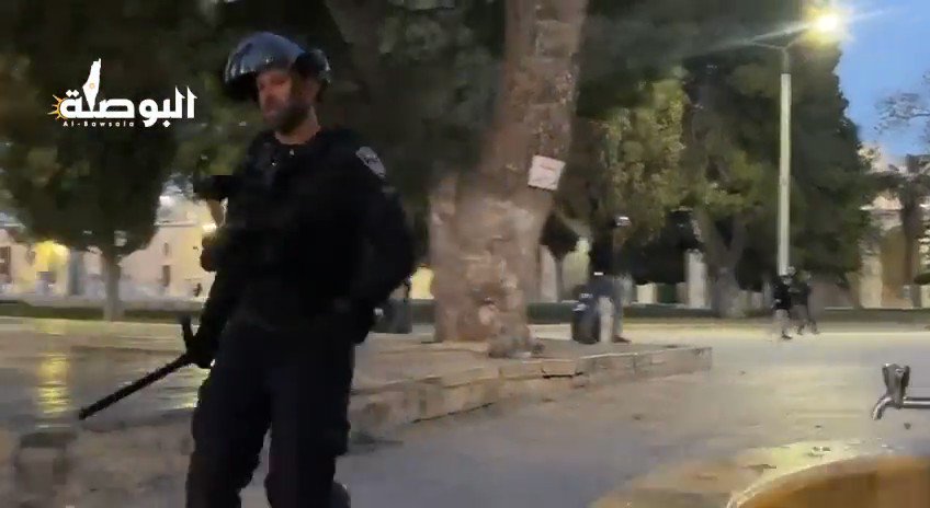 RT @Timesofgaza: An Israeli soldier attack a Palestinian woman inside Al-Aqsa, Jerusalem. https://t.co/8jCXFUxGwJ