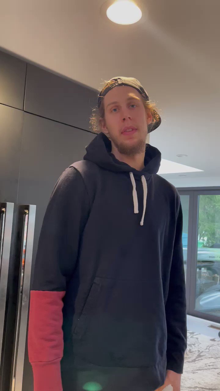 LMFAOOOO KELLY OLYNYK WISHED ME A HAPPY BIRTHDAY 