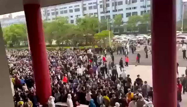 Social distancing becomes irrelevant in #Shanghai

Crowds are gathering.
Unbearable hunger caused by the lockdown is bringing people out and ignoring police instructions.

2022-04-14 https://t.co/vULCEbTzgo
