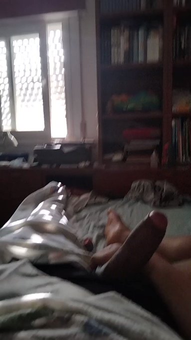 Despertarse así.... ?Quien me la chupa? Y me saca lechita de buenos días e.e ???? https://t.co/taitP