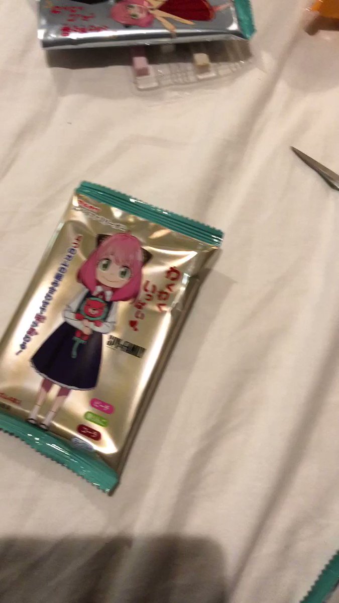 スパイファミリーのガムをたくさん買ったけど…シールは入っていなかった！
