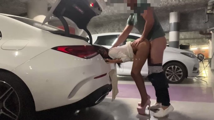 ? NOUVELLE VIDÉO CADEAU ?

Je me fais défoncer le cul dans un célèbre parking de Cannes. Il m’en a mis