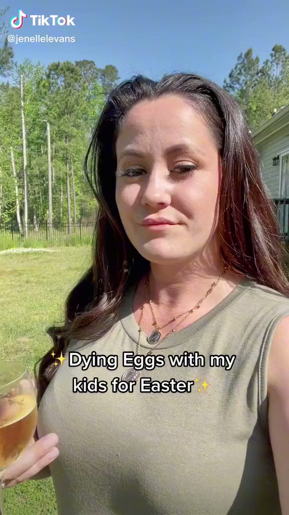 #TeenMom2 #TeenMom Fans React to David Eason’s Controversial Comment about Jenelle Evans
In the background(at start of video), the voice of her husband, David Eason, said, “You think you’re hot sh**. You think you’re all that.”
https://t.co/es5PbMoB7G https://t.co/olyiCOPwlY