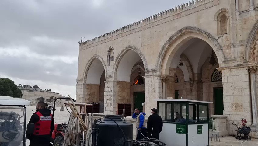 شاهدوا المشاغبون الفلسطينيون يلقون زجاجة حارقة من داخل المسجد القبلي  مما أدى إلى نشوب