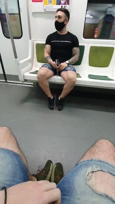 Estaba sentado cuando de repente sacó su pija y tuvimos sexo en el 🚍
Querés verlo completo? Subscribete