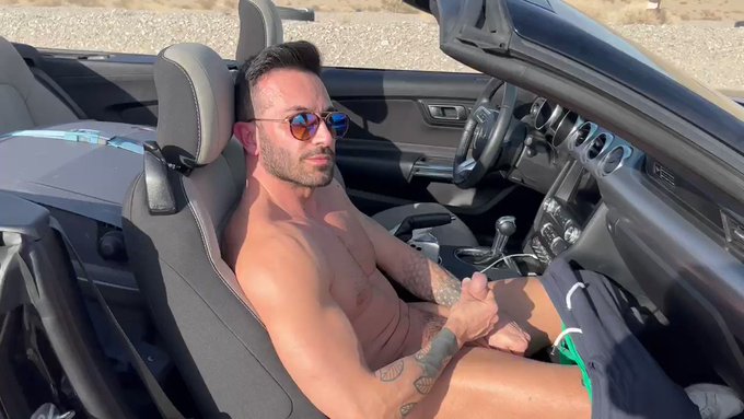 Pit stop in the desert ? 
to relax and jerk off ??

@GayAmateursProd took this while on a trip with @IAMJOHNNYVIPER
