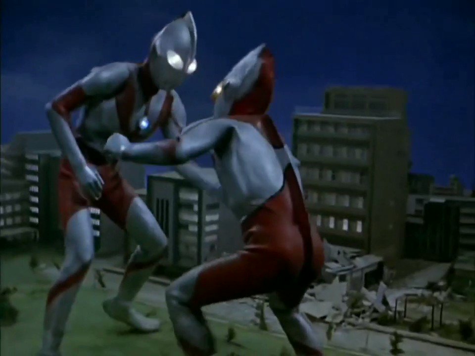 にせ・ウルトラマンの目が割れるチョップ！手がとっても痛そう…