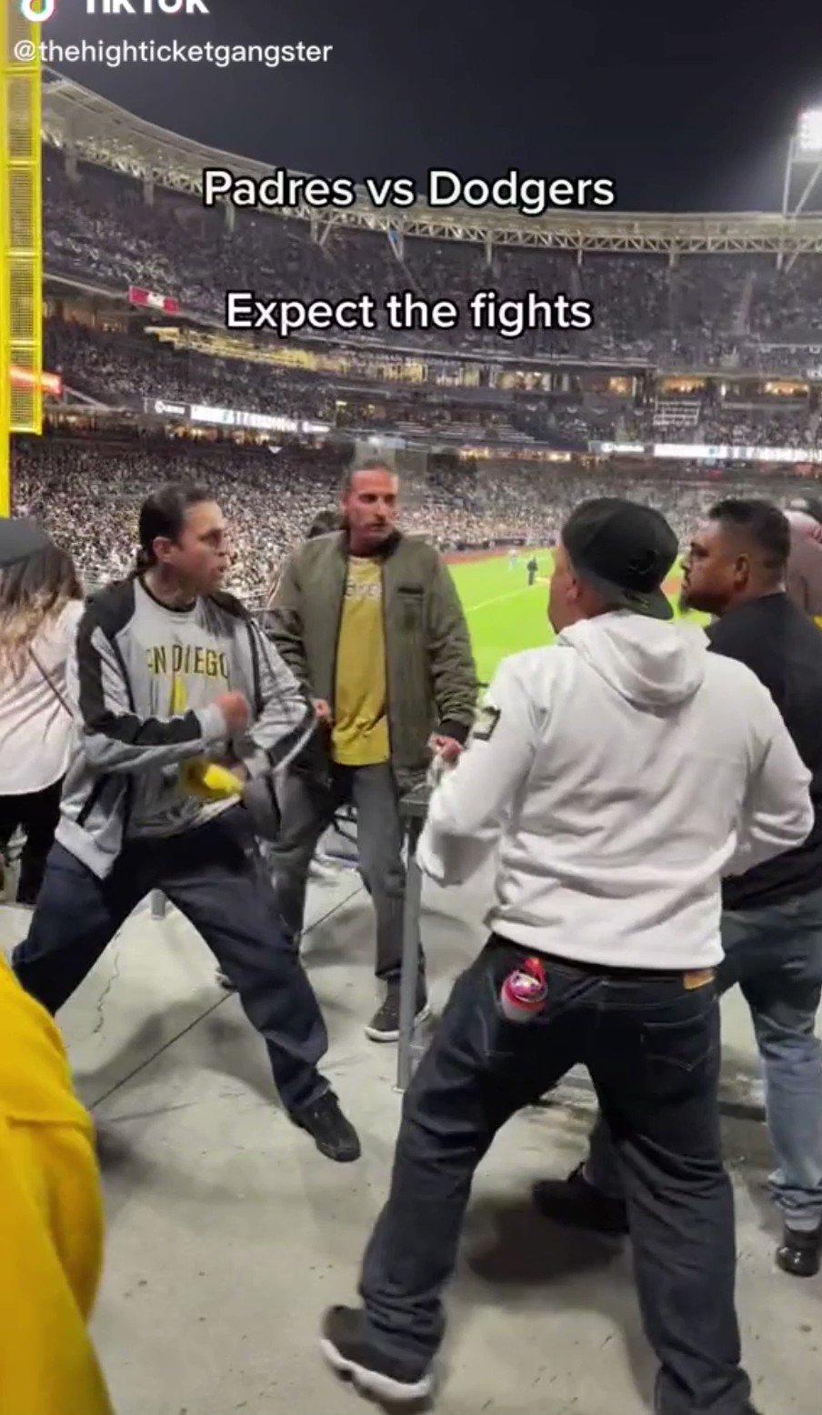 [分享] 教士主場球迷打架