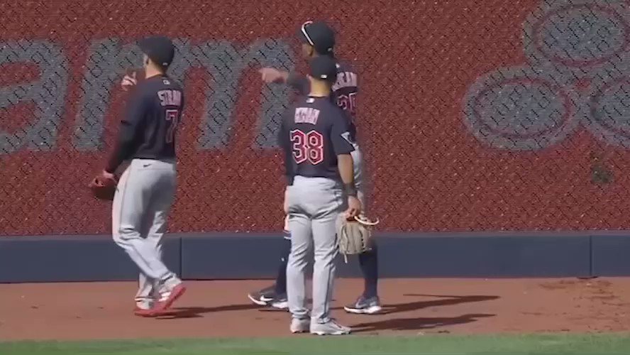 [情報] Myles Straw爬牆和基迷對嗆影片