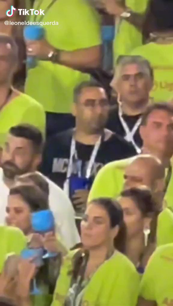VÍDEO: Flávio Bolsonaro é flagrado fumando vaper na Sapucaí