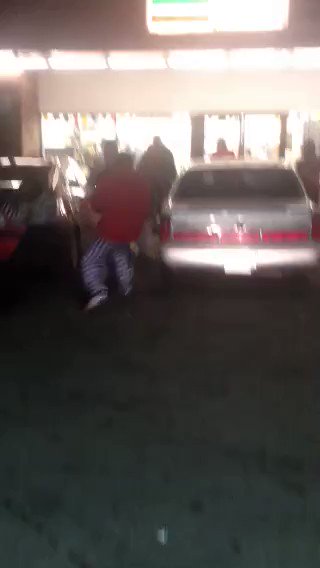 The dude recording 😂😂😂 https://t.co/WVxpTwddNr