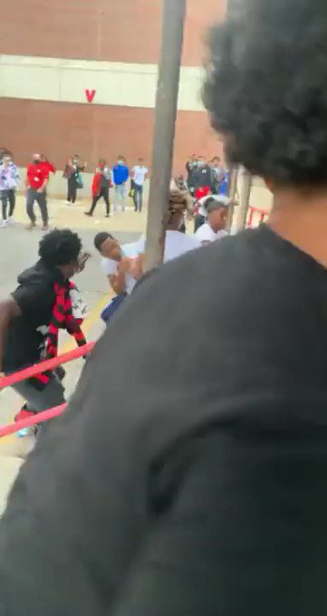 Everyone fighting & camera man fighting covid 😂😂😂😂 https://t.co/YQLVIdb8Bo