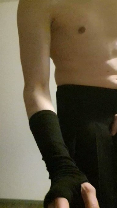 Tried to strip tease with a skirt ^^
Didn't turn out as well as expected, but it's still good :3

(#twink
