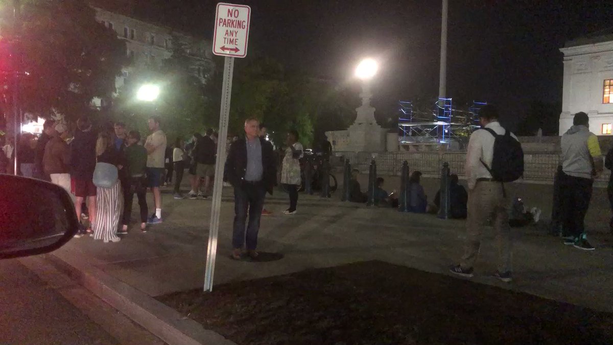 Crowd Gathers at US Supreme Court After Bombshell Leak Reveals Possible Roe v Wade Overturn BTHdgYvrPQ9VEaB9