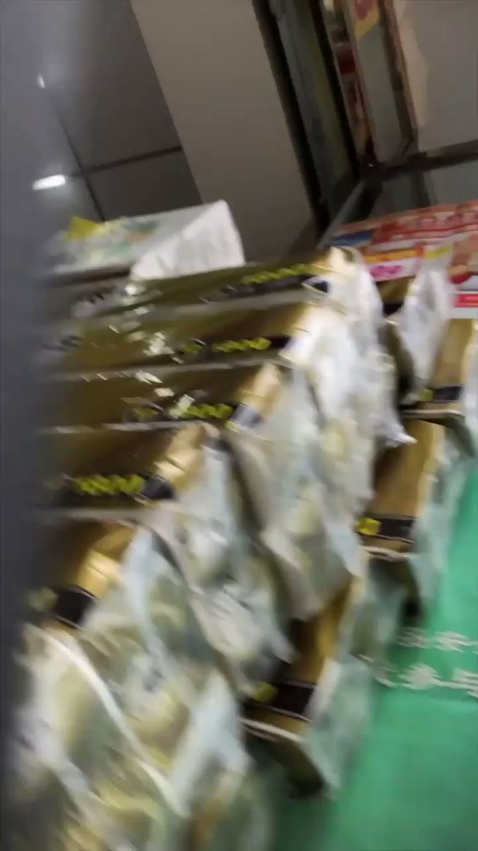 偶遇不穿内裤出来逛街的大骚货!屁股蹲下以后都要坐到镜头上面了,毛还刮的很干净,整个小穴看的非常清楚!