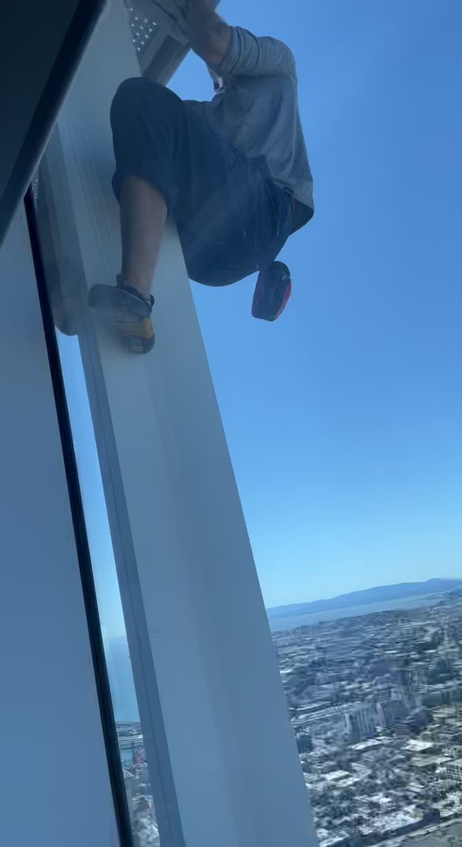 BNO News on Twitter "Man climbing Salesforce Tower in San Francisco