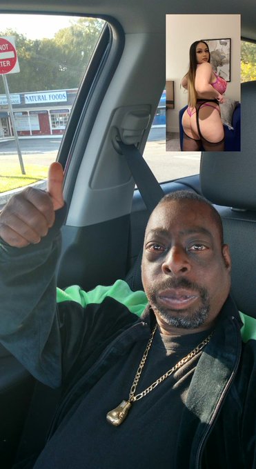 Just FaceTiming my baby daddy at work ???? #bootyjiggle https://t.co/tAYyalhtDI