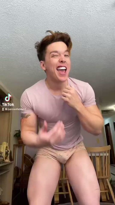 No saben, es el primer tiktok de baile que disfruto. https://t.co/GaztVaxNNR
