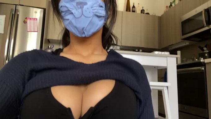 wearing one of those zipper sports bras and it just unzipped while i was walking down the street and