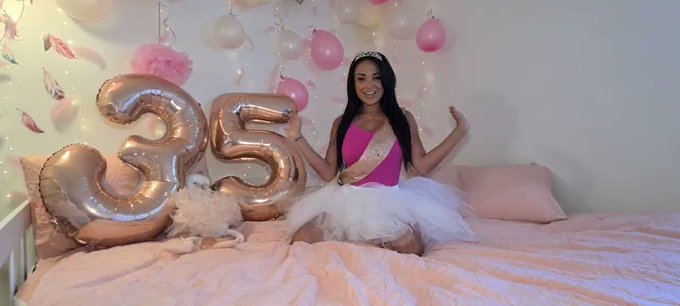 New exclusive solo special for my Bday on my plateforms :
https://t.co/SpsWbsqg9v 
https://t.co/lNCCoUiYCW