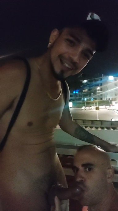 Nos saluda un parcero de la calle y nos pilla una vecina mientras que @Xiscoisback me da una buena mamada