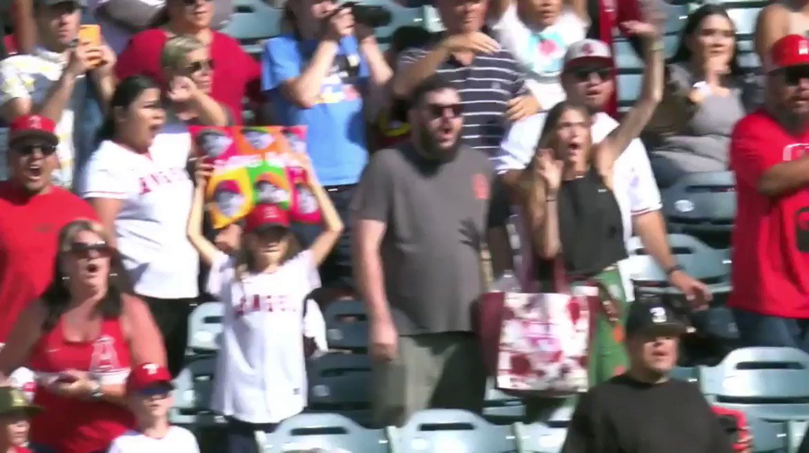 大谷翔平の同点打で熱狂する女性ファン 現地中継に映って話題 リアクションが完璧 The Answer