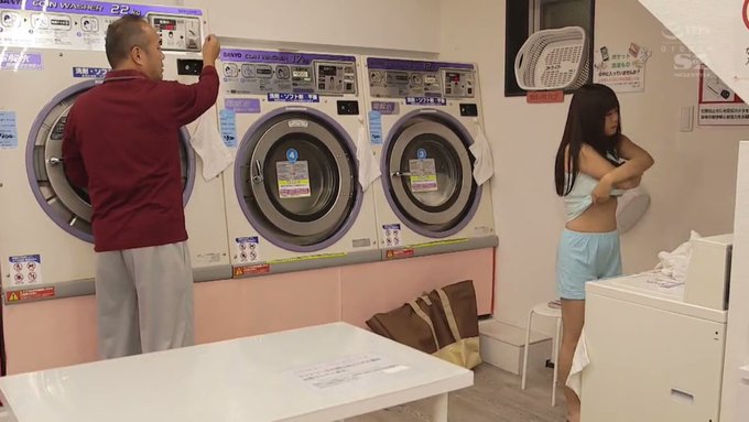 コインランドリーで全裸女子〇生と...　

本編はリプ欄から 👇
https://t.co/PojkvyBVWH