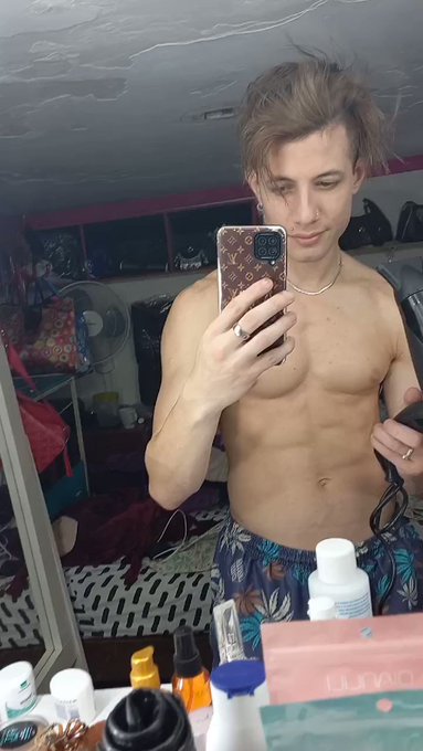 Hola soy Ayun Se fue el rubio ahora estoy morocho retweeteenme así me siguen!!! Besos bebes y RT Y AGREGUENME
