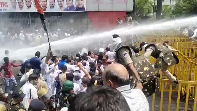 पुलिस ने युवा कांग्रेस प्रदर्शनकारियों को CM हाउस जाने से रोका, वाटर कैनन का किया इस्तेमाल