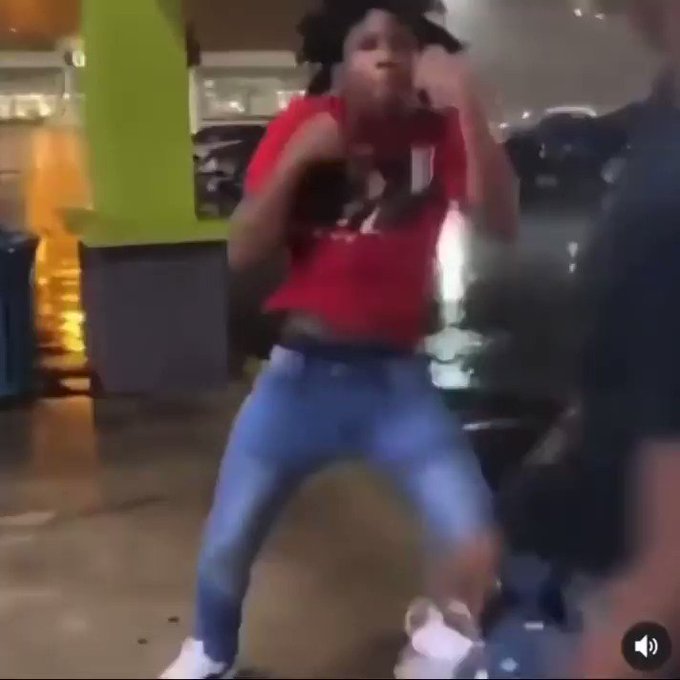 Bro costed him the fight 🤣 https://t.co/OA1ialbnrp