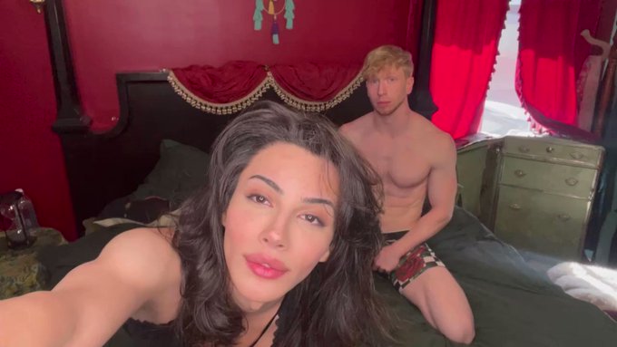 Fun time flipping with @JesseXStone in my boudoir. Full vid on https://t.co/c7gfiCfmqf https://t.co/