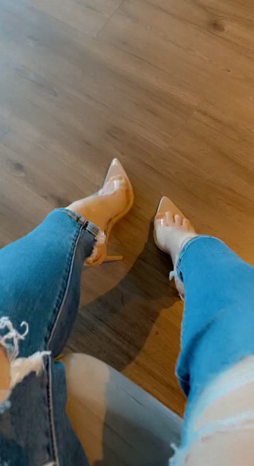 Loving these heels #feetslaves https://t.co/cPXL23Z6H5