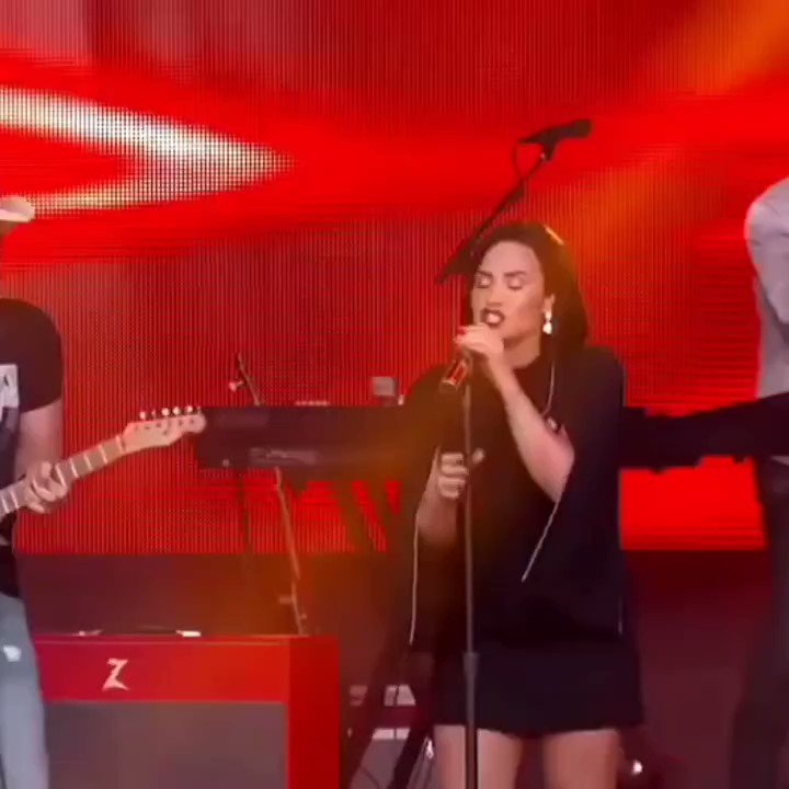 RT @ddlxvocals: demi lovato, brad paisley - without a fight (soundcheck jimmy kimmel, 2016) https://t.co/VkcNRDv06V