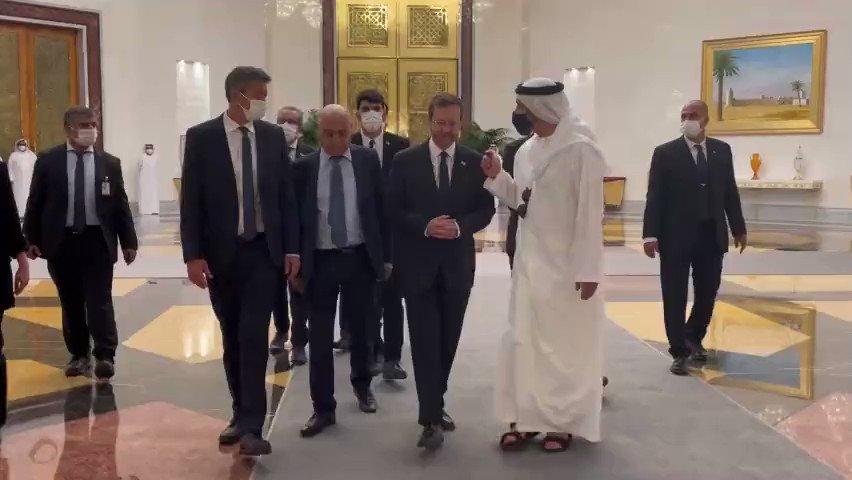 الرئيس الإسرائيلي يتسحاق هرتسوغ يقدم واجب العزاء إلى صاحب السمو الشيخ محمد بن زايد آل
