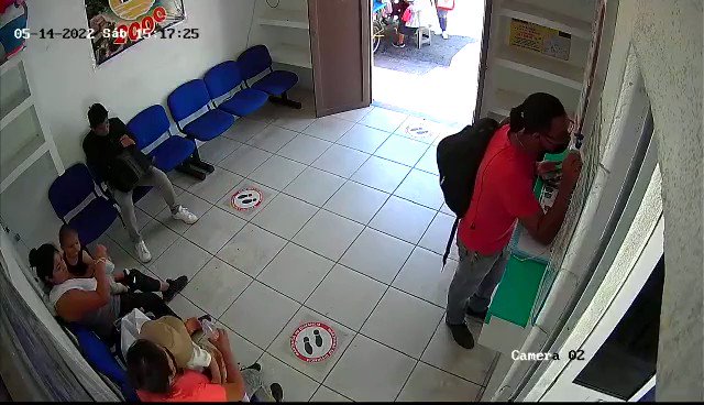VIDEO. Sujeto agrede a taquillera en Oaxaca; rompe ventanilla y se corta el brazo | Oaxaca