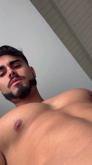 Estoy de cumpleaños y… https://t.co/dg0fgeEviV