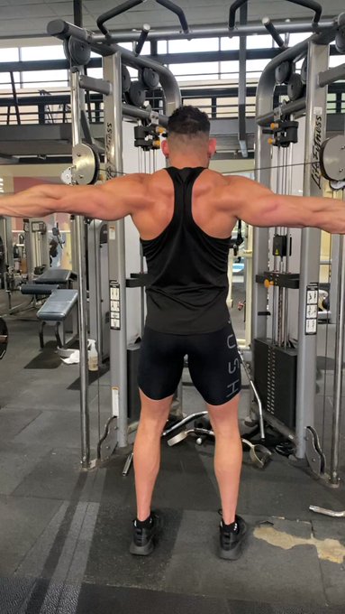 Working on those Shoulders ?? https://t.co/KMAU140Vfq