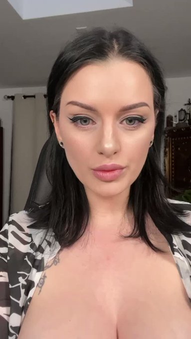 Taking my glasses, just to see if you got something hard for me ? https://t.co/z6GyBs9Kc6