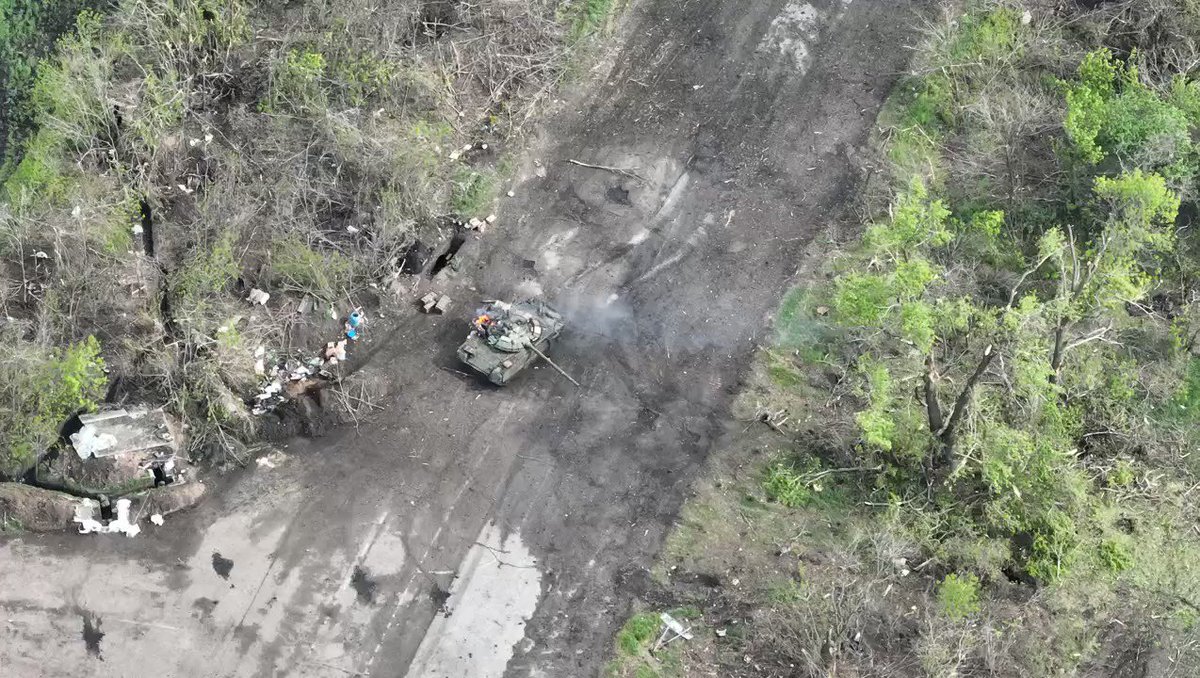 Three-part video showing a Russian T-80BVM tank coming under fire from Ukrainian troops with anti-tank weapons near Pytomnyk, Kharkiv Oblast.
https://t.co/WwPGEm7VAS https://t.co/kh5rLPS47R