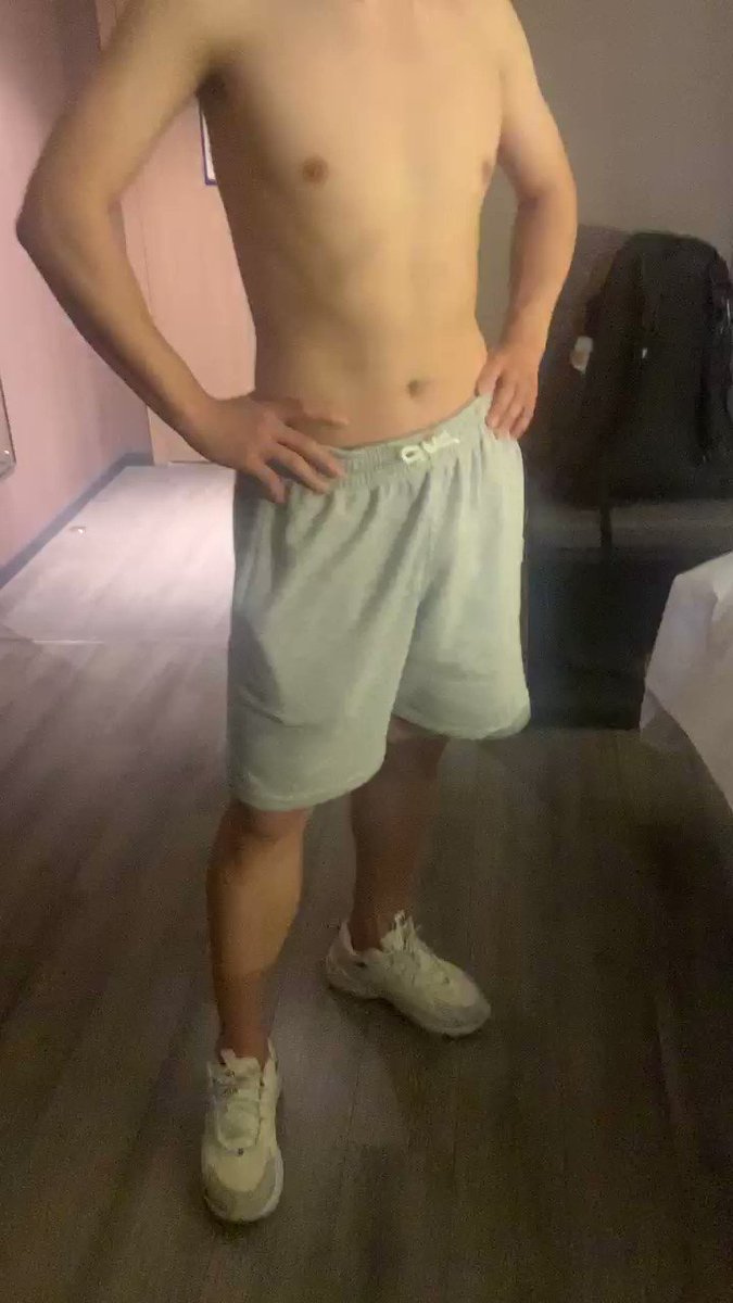 #直男小哥按摩推油:在正规按摩店认识的、纯直男 ,身材 颜值,jb 都很完美、身体如铁,手法也专业,喜欢的抠0; 1997 年的。 #直男大吊。