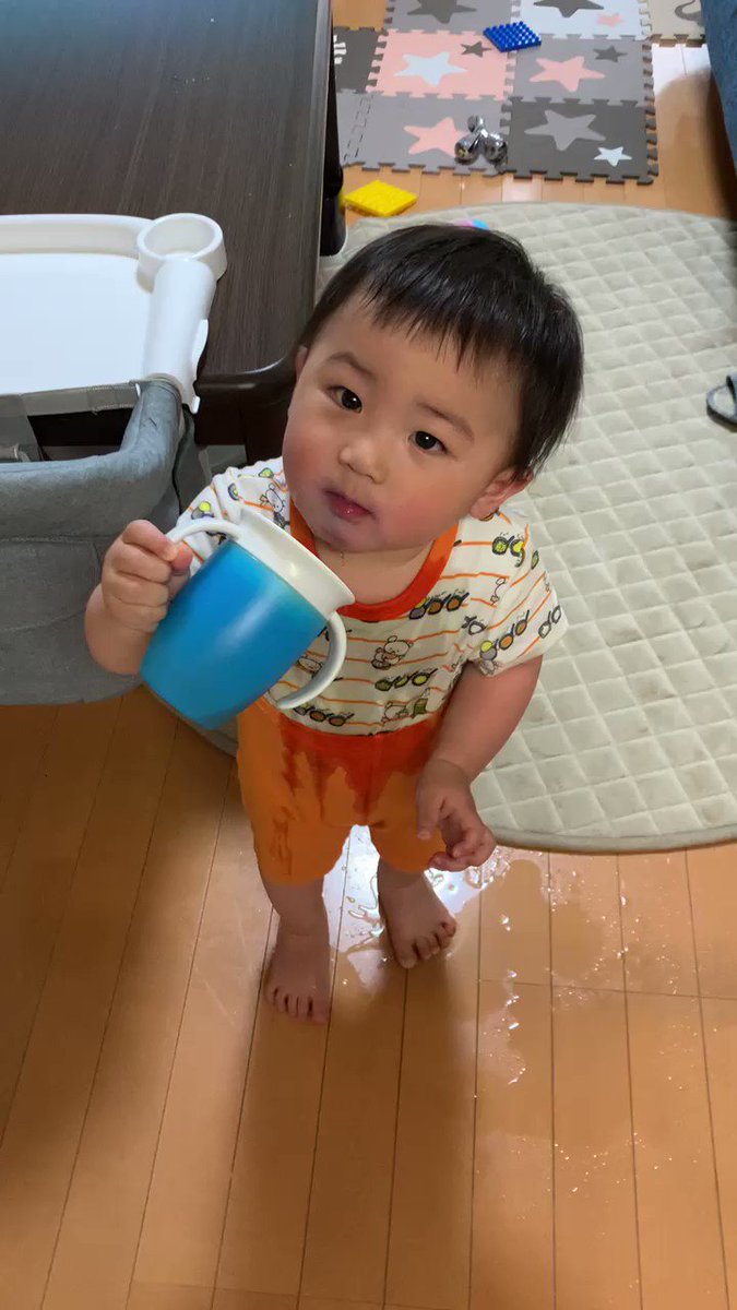 2日連続でやられた マーライオンのごとくお茶を噴き散らかすベビーの衝撃動画 その行動の意味するところは