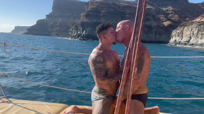 THE besth @Naked_Boat if you come to maspalomas you have to live this experience good atmosphere handsome