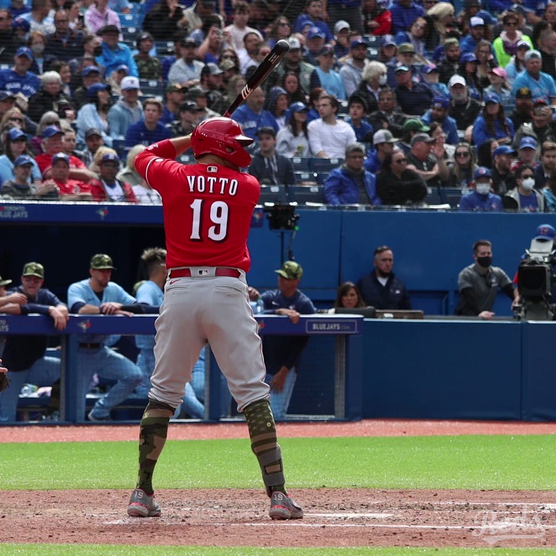 Votto hits tiebreaking HR in 8th, Reds beat Blue Jays 3-2