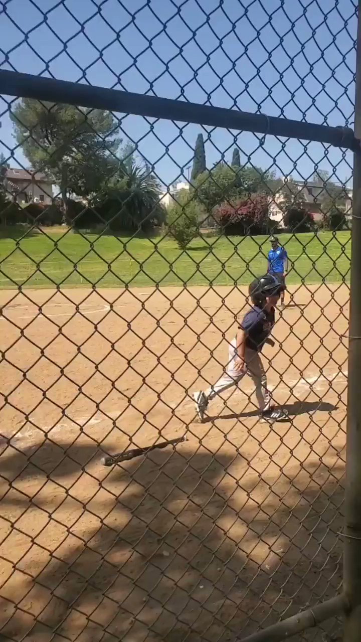 [分享] 小朋友一壘不是這樣守備啦！XD