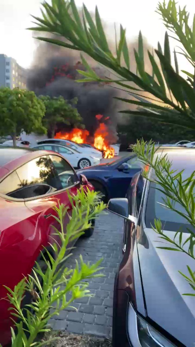RT @JuliaNBC6: Fire erupts on Coral Gables Tesla dealership lot. Manager says no one hurt @nbc6 https://t.co/wt2Ag2IQJE